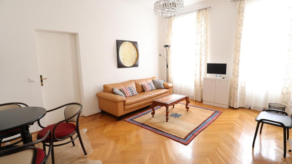 een woonkamer met een bank en een tafel bij Apartment Villa Penzing in Wenen