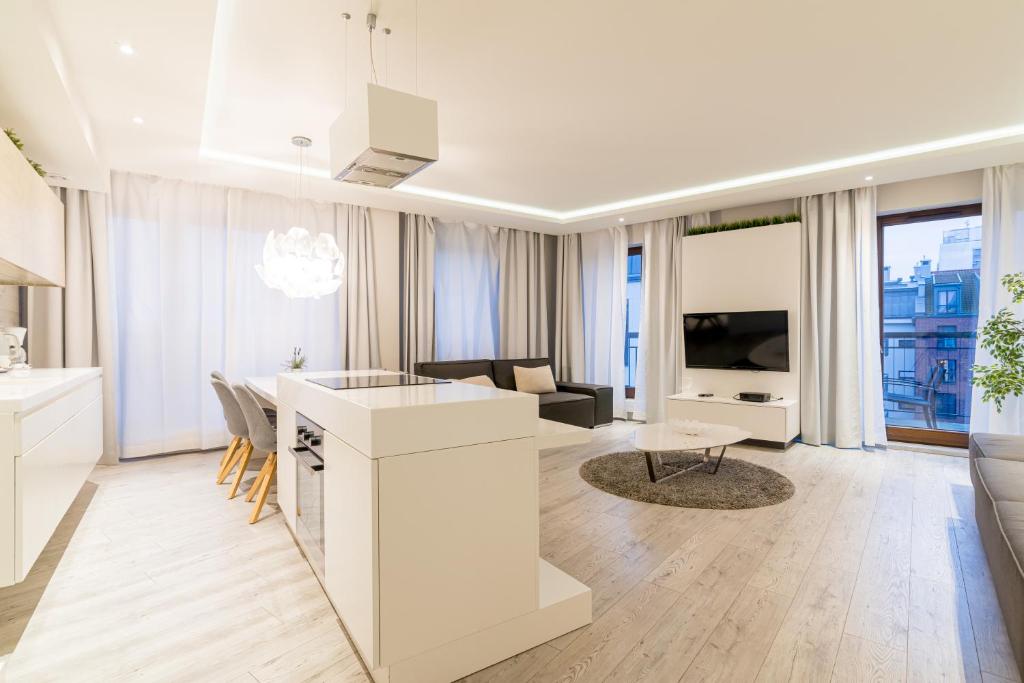 Televízia a/alebo spoločenská miestnosť v ubytovaní Apartment Szafarnia 5