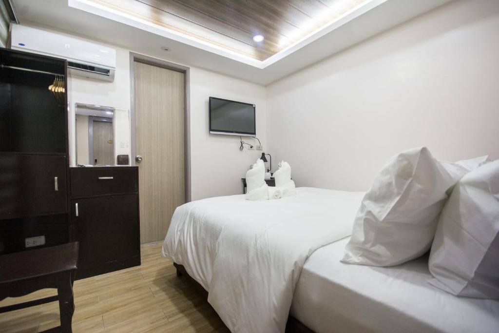 Postel nebo postele na pokoji v ubytování Emerald Island Hotel