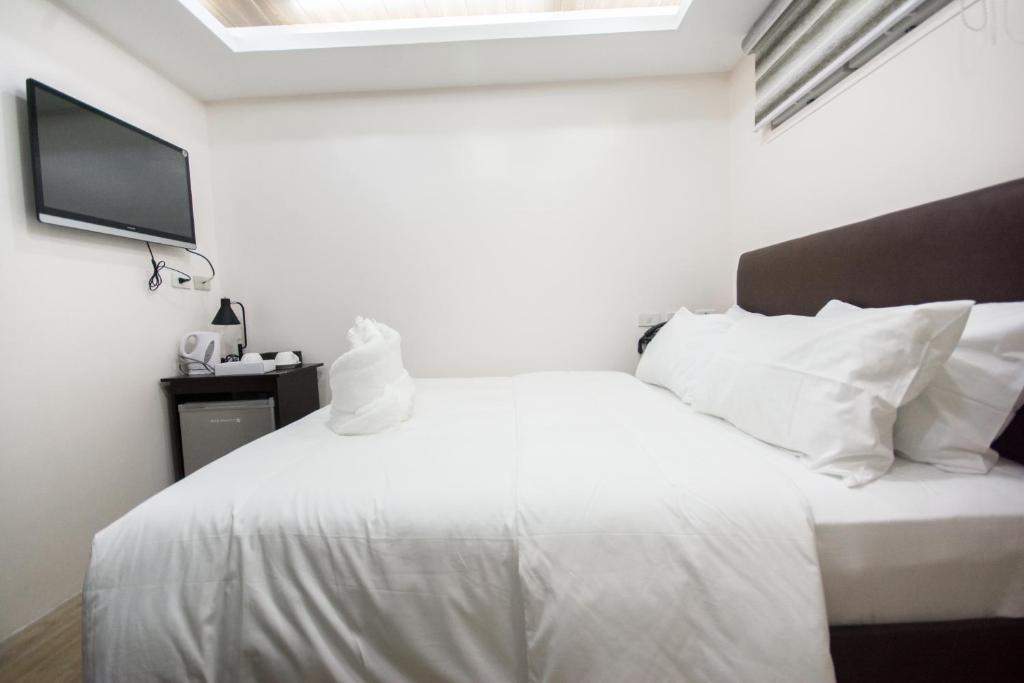 Postel nebo postele na pokoji v ubytování Emerald Island Hotel