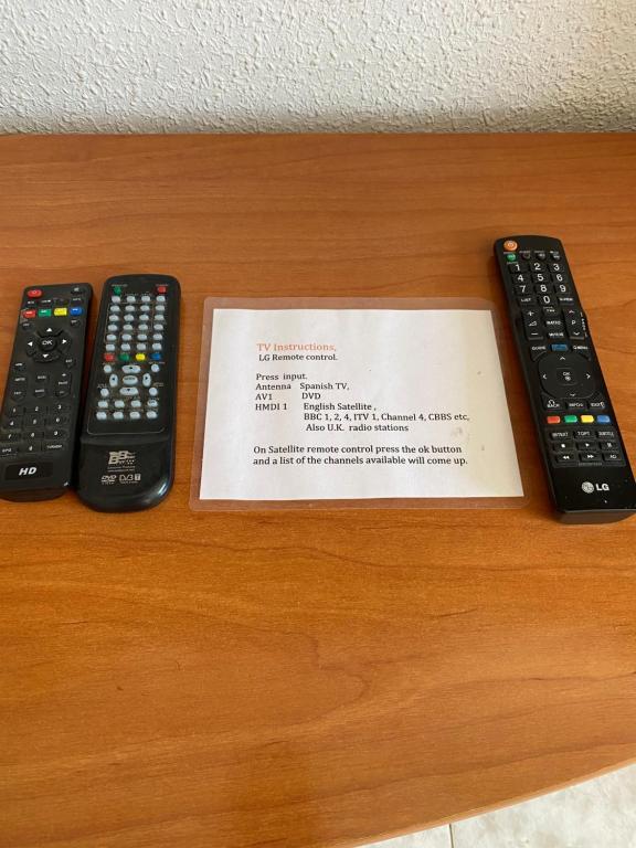 Televízia a/alebo spoločenská miestnosť v ubytovaní Casa Carmen primera linea de playa