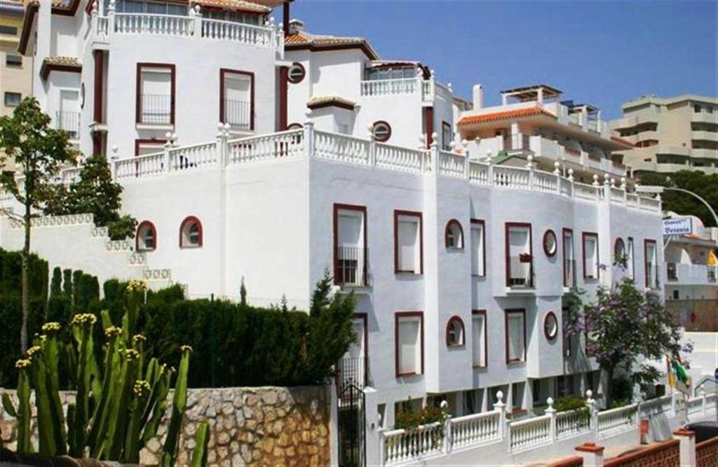 duży biały budynek z wieloma oknami w obiekcie Hotel Betania w mieście Benalmádena