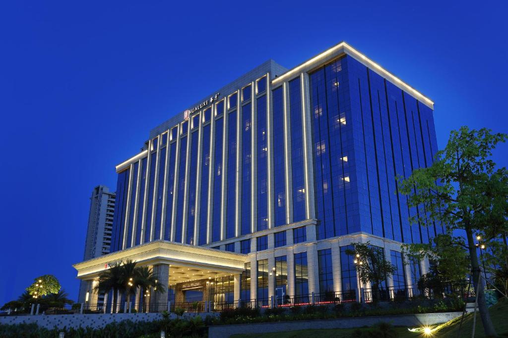 un gran edificio de oficinas con muchas ventanas en HUALUXE Yangjiang City Center, an IHG Hotel, en Yangjiang