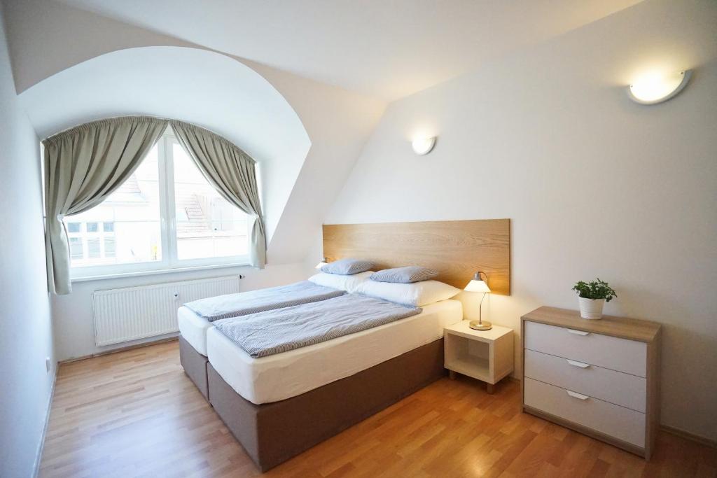 Posteľ alebo postele v izbe v ubytovaní Jacob Brno Apartments