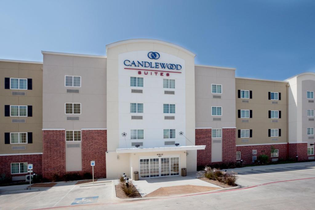 un edificio con un cartel en la parte delantera en Candlewood Suites San Antonio NW Near SeaWorld, an IHG Hotel, en San Antonio
