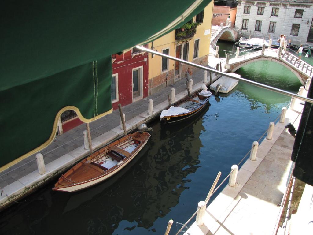 un groupe de bateaux est amarré dans un canal dans l'établissement Ca' San Trovaso - 6 Rooms, à Venise