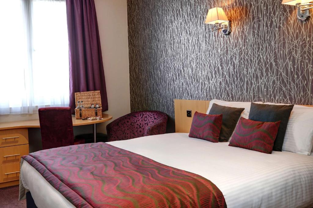 a hotel room with a bed and a desk at Sure Hotel by Best Western Aberdeen in Aberdeen