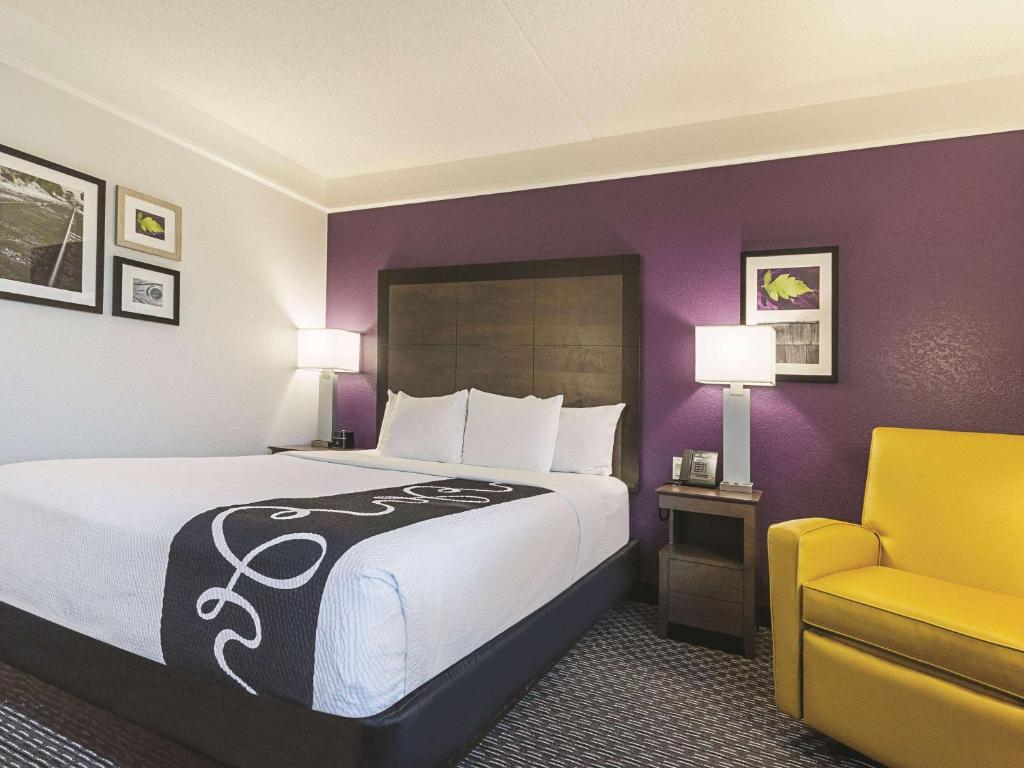 Кровать или кровати в номере La Quinta by Wyndham Grand Junction Airport