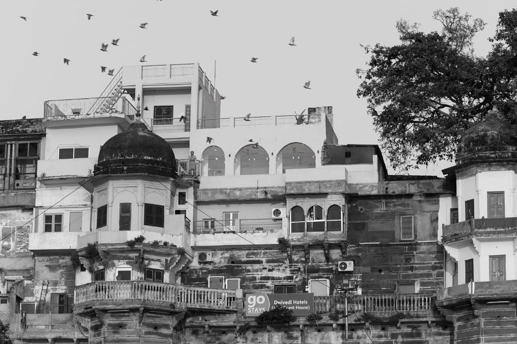 uma foto a preto e branco de um edifício em Dwivedi Hotels Hotel Elena em Varanasi