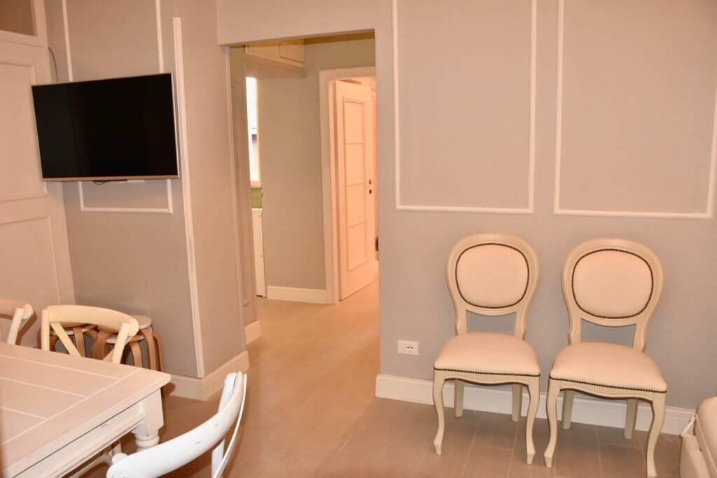 uma sala de jantar com duas cadeiras e uma mesa em Suite Nico Bologna Centro em Bolonha