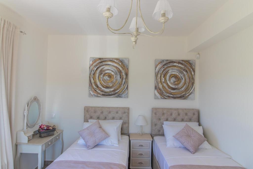 Postel nebo postele na pokoji v ubytování Τhalasso Palace Homes