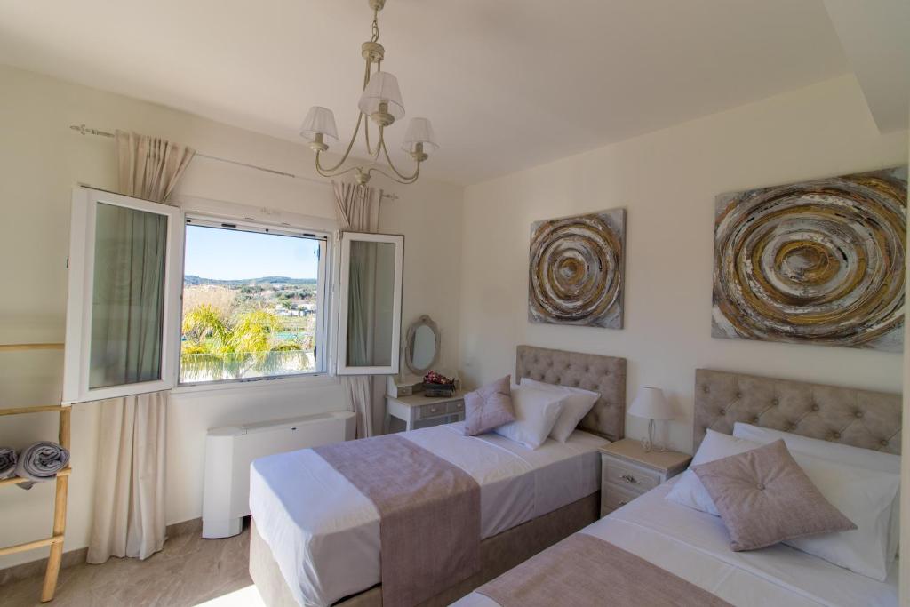 Postel nebo postele na pokoji v ubytování Τhalasso Palace Homes