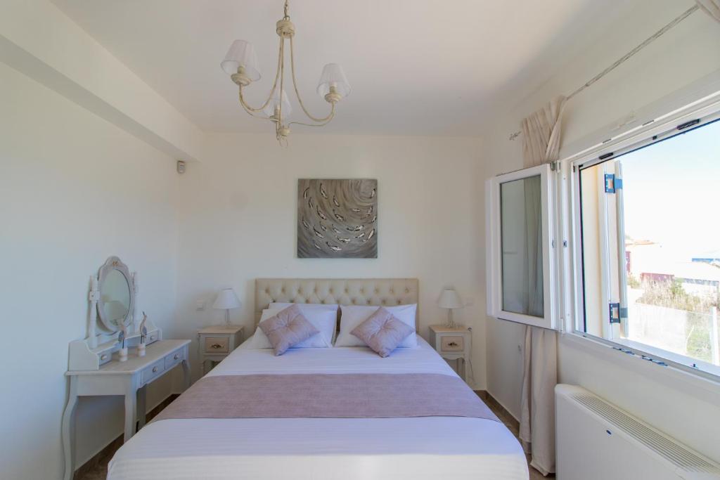 Postel nebo postele na pokoji v ubytování Τhalasso Palace Homes