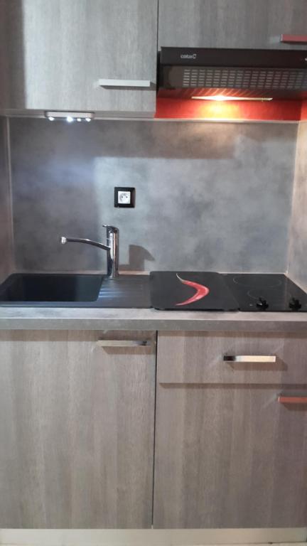 un bancone della cucina con lavandino e lavandino di Studio Naturiste "SUNSHINE" Héliopolis FG 14 a Cap d'Agde