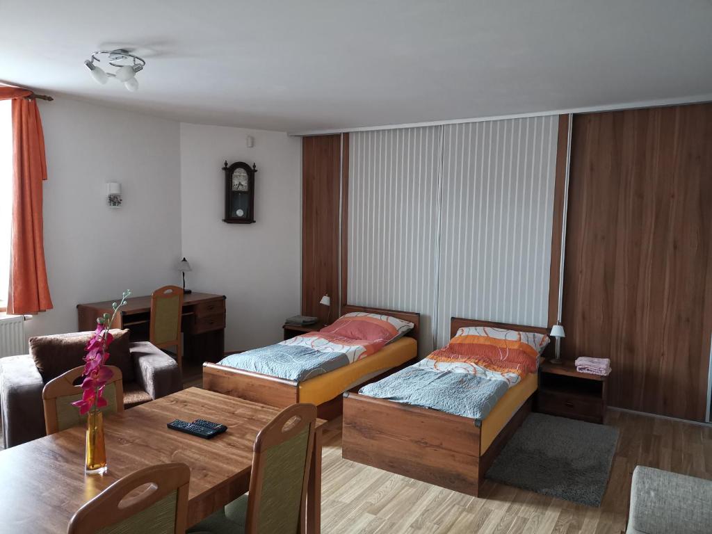 Postel nebo postele na pokoji v ubytování Penzion Pod Zámkem