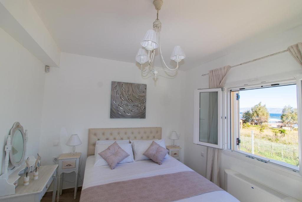 Postel nebo postele na pokoji v ubytování Τhalasso Palace Homes