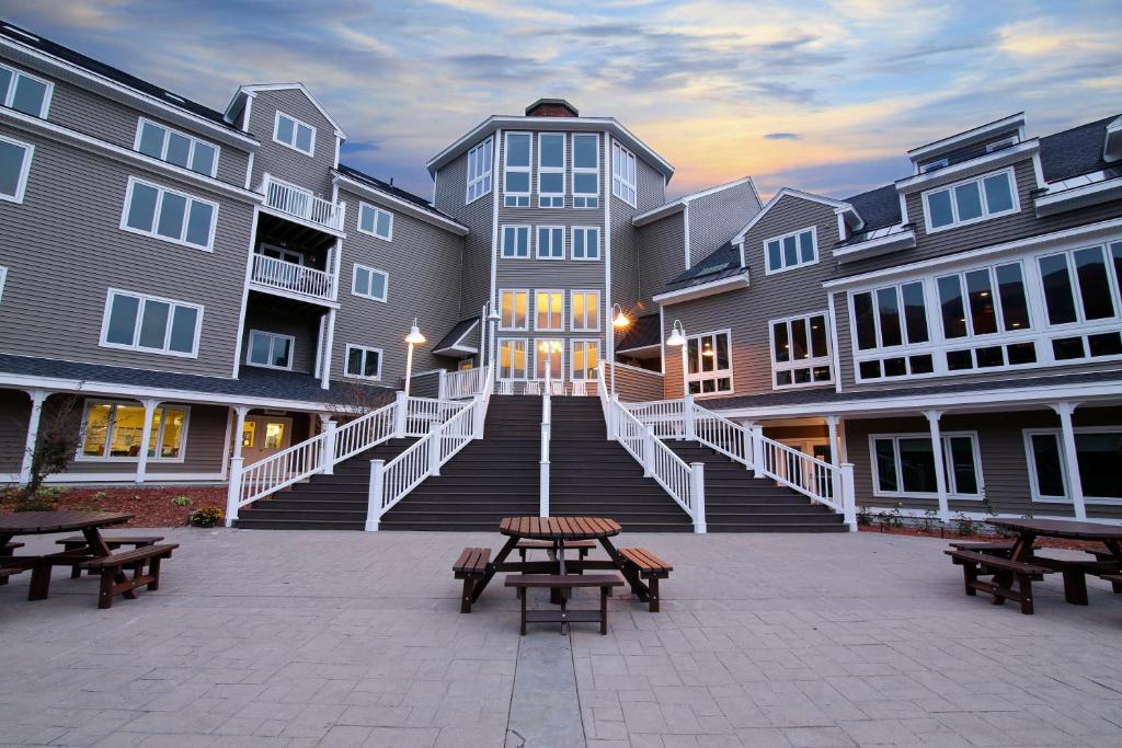 un grupo de edificios con mesas de picnic y escaleras en Holiday Inn Club Vacations Mount Ascutney Resort, an IHG Hotel en Brownsville