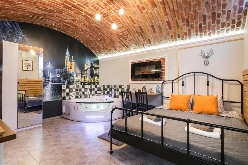 Posteľ alebo postele v izbe v ubytovaní UNDERGROUND Jacuzzi Rooms
