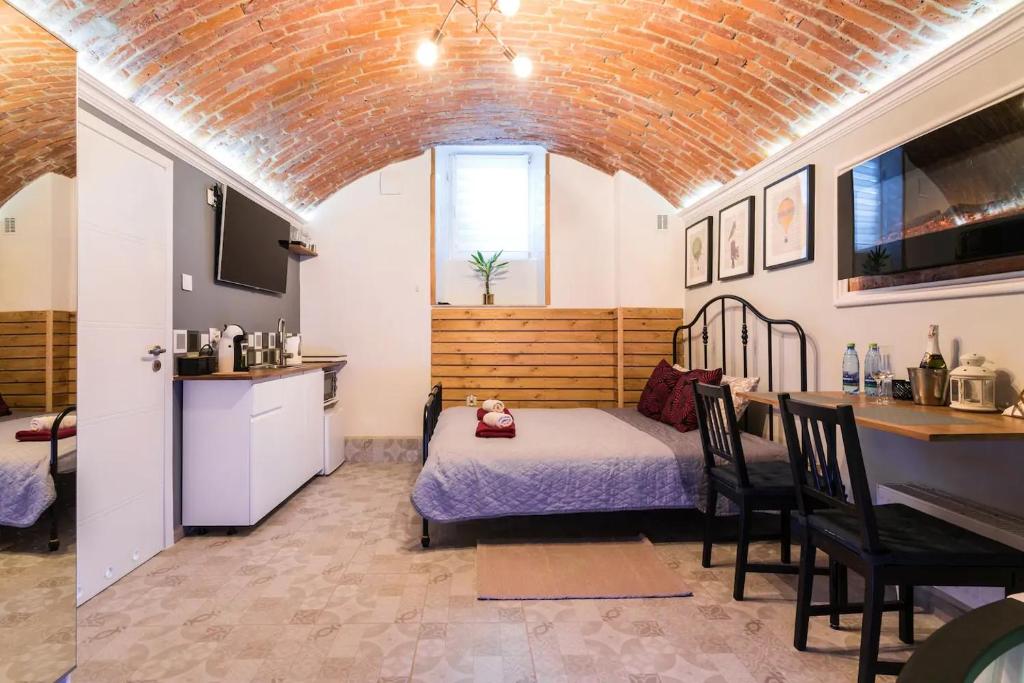 Kuchyňa alebo kuchynka v ubytovaní UNDERGROUND Jacuzzi Rooms