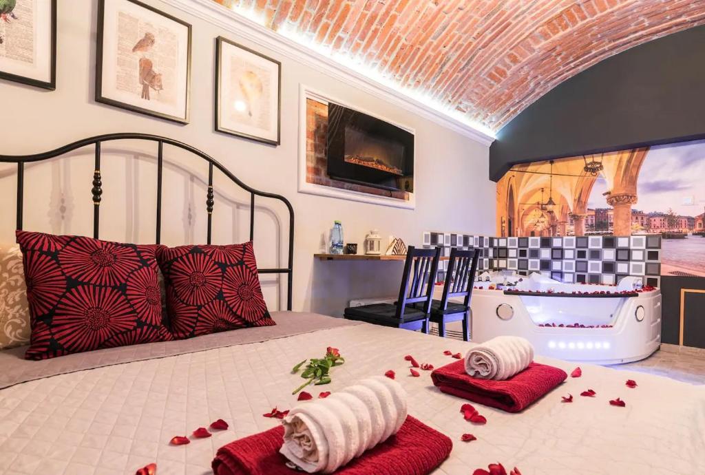 Posteľ alebo postele v izbe v ubytovaní UNDERGROUND Jacuzzi Rooms
