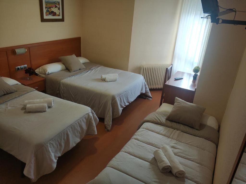 Hostal Restaurante Iruñako - Habitación Familiar Estándar
