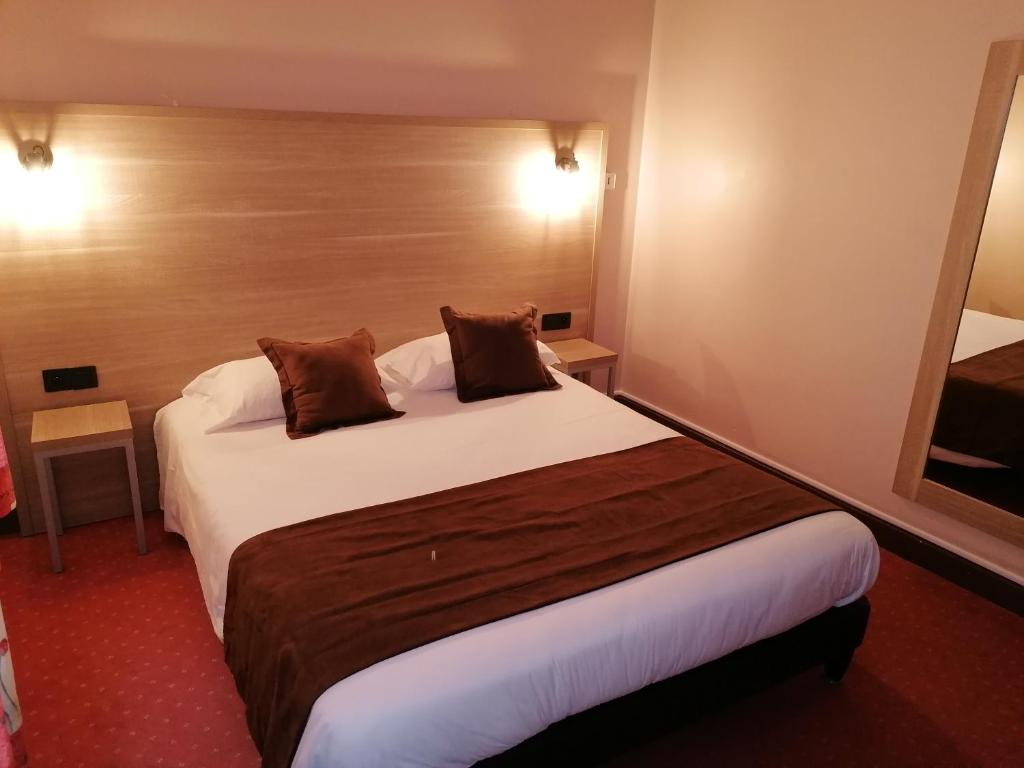Postel nebo postele na pokoji v ubytování Logis Hôtel Saint Jacques