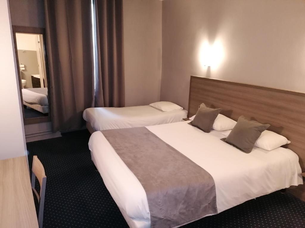Postel nebo postele na pokoji v ubytování Logis Hôtel Saint Jacques