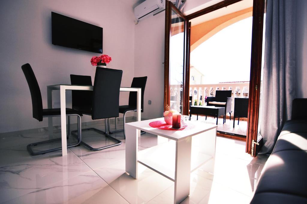 Apartments Samac - Apartment With Balcony