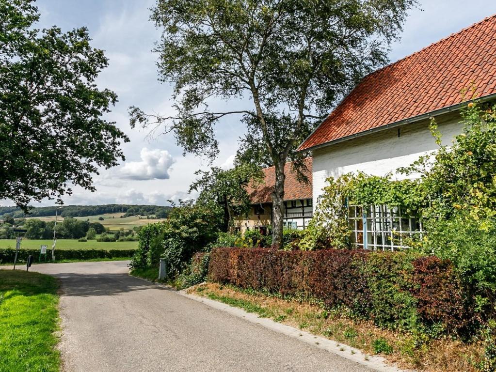 un camino junto a una casa blanca con una valla en Kleebergerhofke en Mechelen