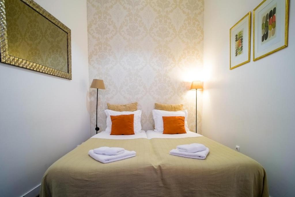 リスボンにあるLisbon Alfama S. Pedro Typicalのベッドルーム1室(ベッド1台、タオル2枚付)