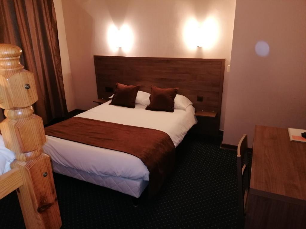 Postel nebo postele na pokoji v ubytování Logis Hôtel Saint Jacques