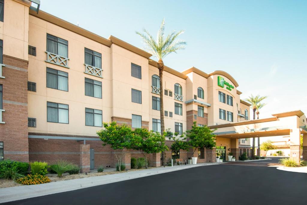 eine Darstellung der Außenseite eines Gebäudes in der Unterkunft Holiday Inn & Suites Goodyear - West Phoenix Area, an IHG Hotel in Goodyear
