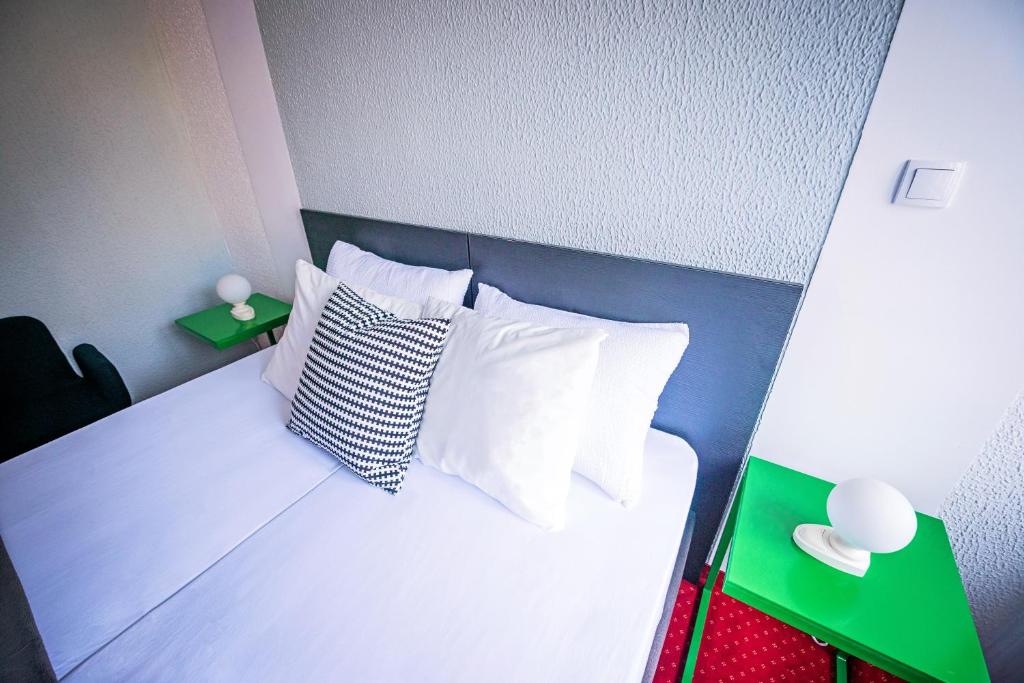 Postel nebo postele na pokoji v ubytování PB Urban Garden Stay with secured Parking