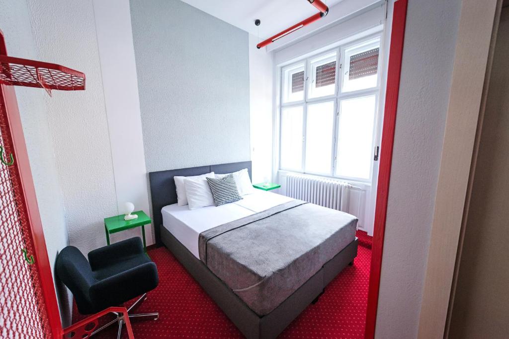 Postel nebo postele na pokoji v ubytování PB Urban Garden Stay with secured Parking