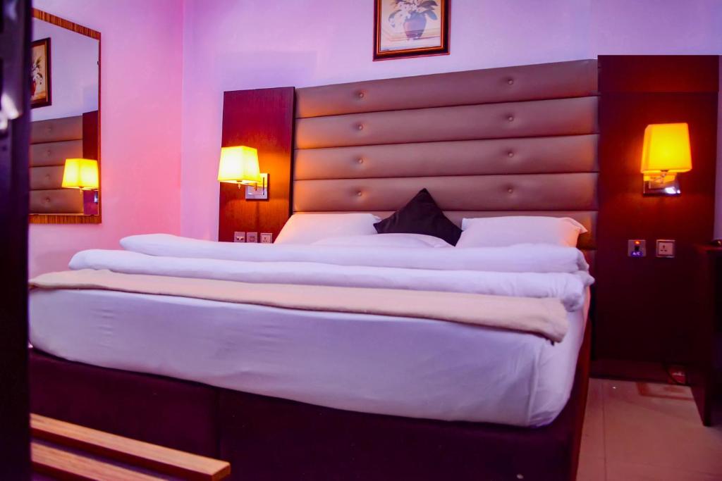 Postel nebo postele na pokoji v ubytování GolfView Suites & Conference Center