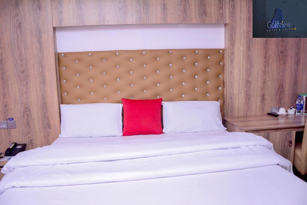 Postel nebo postele na pokoji v ubytování GolfView Suites & Conference Center