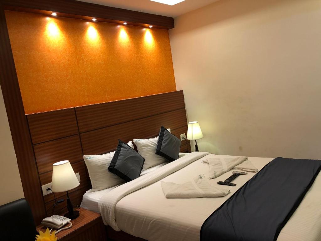 Postel nebo postele na pokoji v ubytování HOTEL SPARK RESIDENCY