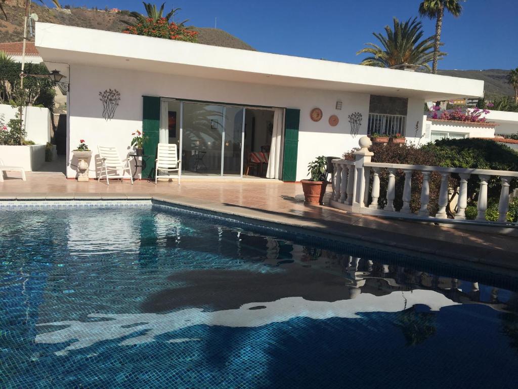 una casa con piscina frente a una casa en Detached villa, private pool only 10 minutes to beaches, en Valle de San Lorenzo