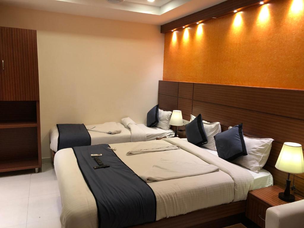 Postel nebo postele na pokoji v ubytování HOTEL SPARK RESIDENCY