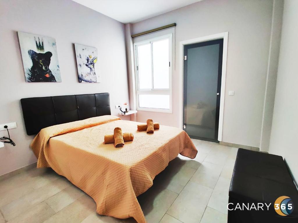 Un dormitorio con una cama con dos ositos de peluche. en WaveGarden Terrace Apartment by Canary365, en Tenoya