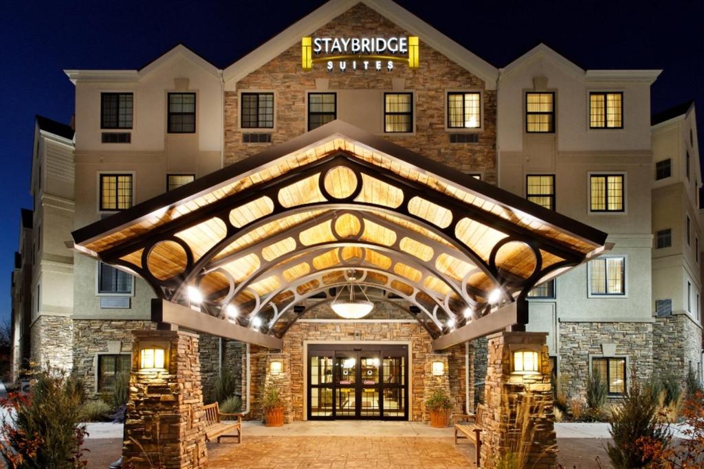 una representación de la entrada de un hotel por la noche en Staybridge Suites Toledo - Rossford - Perrysburg, an IHG Hotel, en Rossford