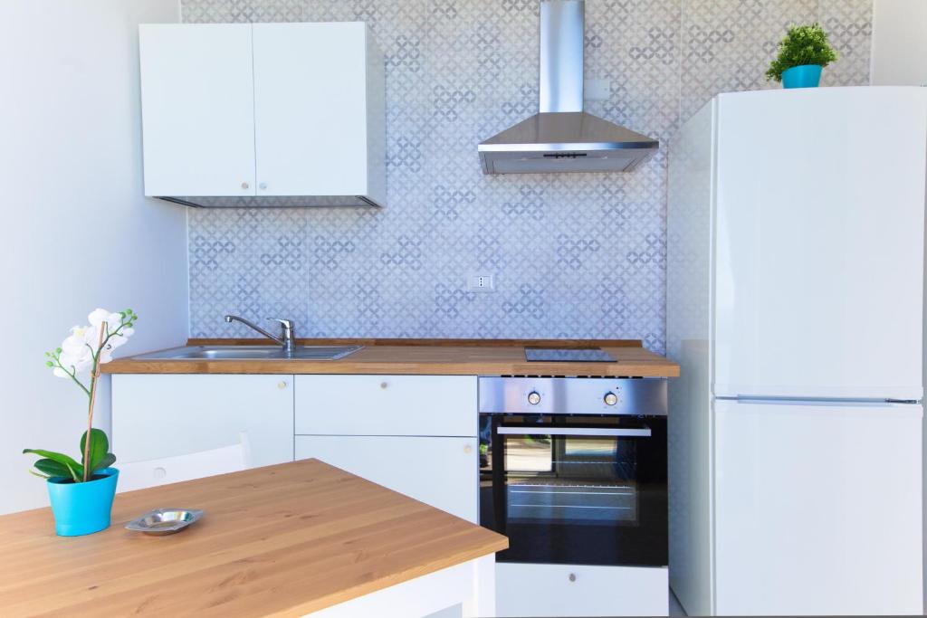 Kuchnia lub aneks kuchenny w obiekcie On the beach Sea-view&Kitchen In Room