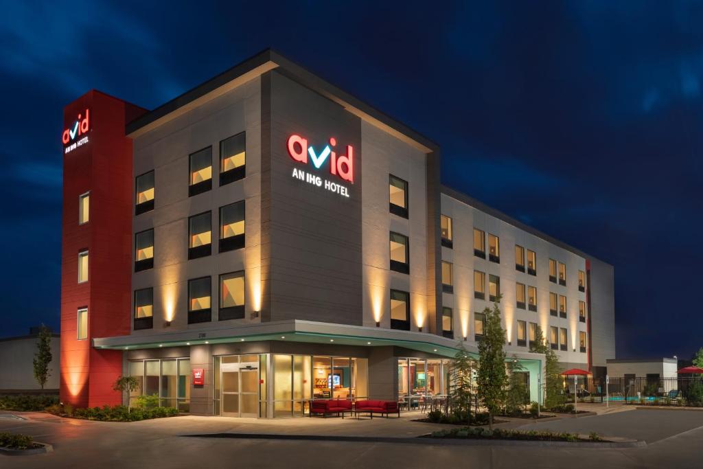 un edificio con un cartello sul lato di Avid Hotels - Oklahoma City - Quail Springs, an IHG Hotel a Oklahoma City