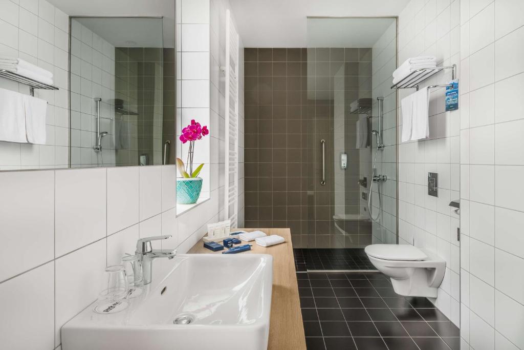 A bathroom at Park Inn By Radisson Budapest