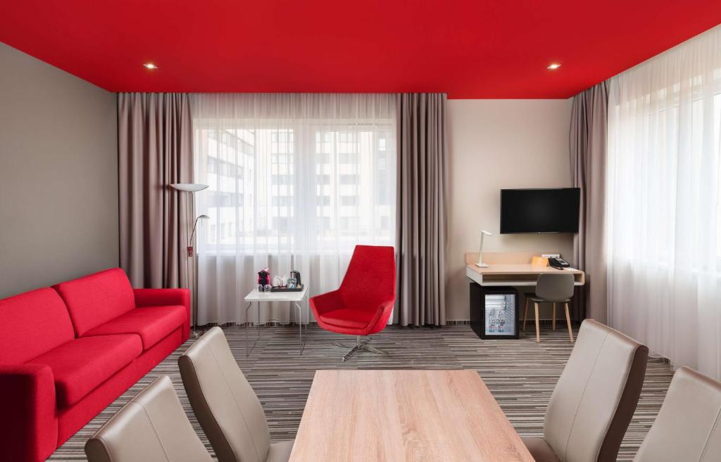 A television and/or entertainment centre at Park Inn By Radisson Budapest