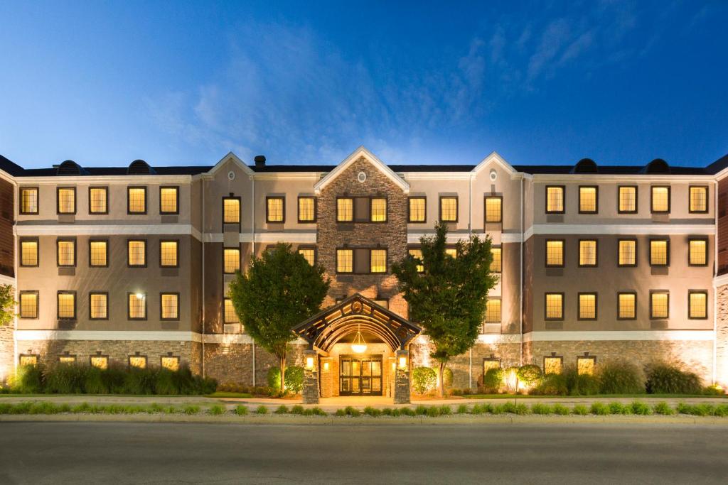 モーミーにあるStaybridge Suites Toledo/Maumee, an IHG Hotelのライトアップされたファサード付きの大きなアパートメントです。