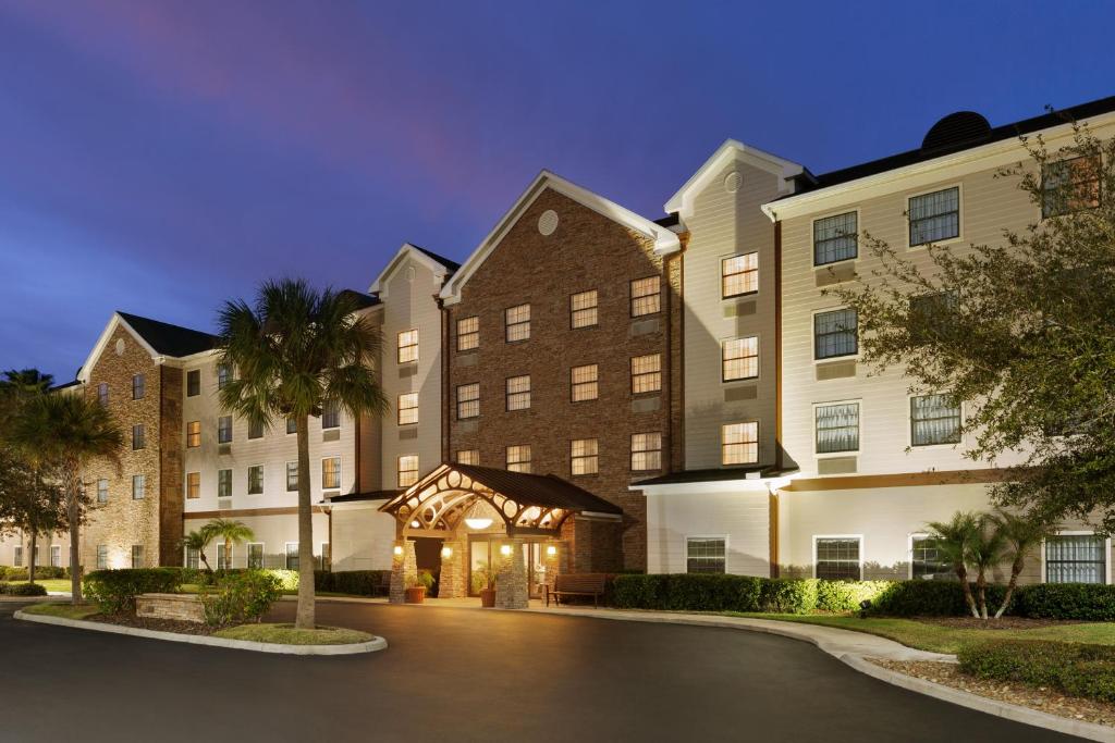 Staybridge Suites Tampa East- Brandon, an IHG Hotel في تامبا: شكل المبنى الخارجي