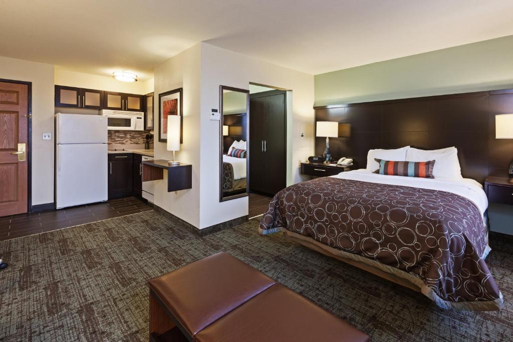 Staybridge Suites Tulsa-Woodland Hills by IHG - Queen Studio Suite