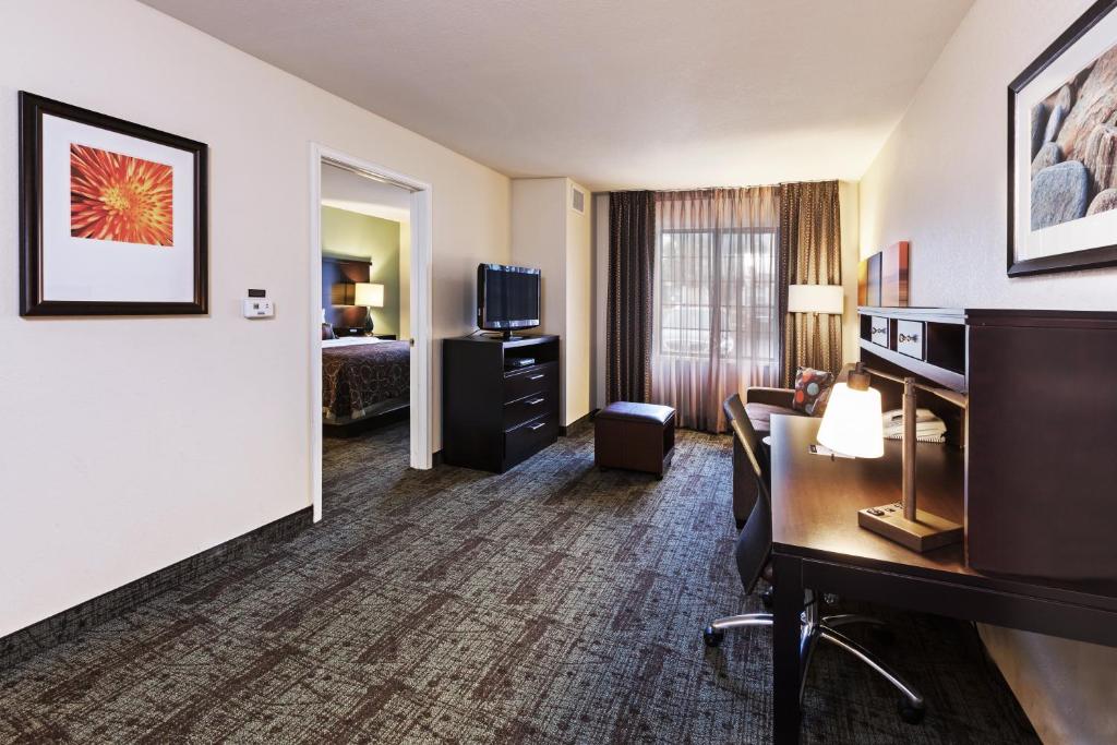 Staybridge Suites Tulsa-Woodland Hills by IHG - King Studio Suite With Bath Tub - Mobility Access