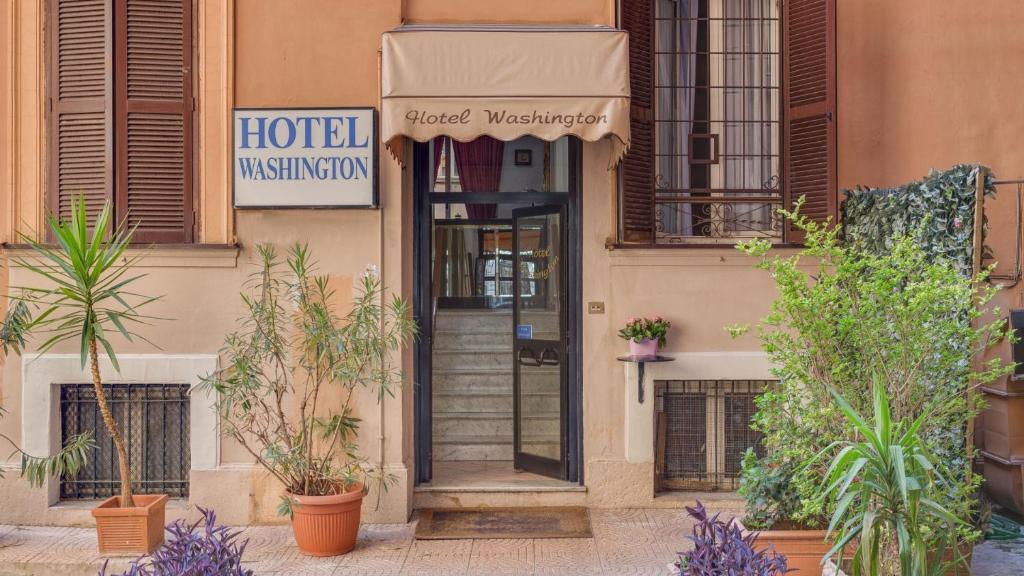 budynek hotelowy z drzwiami z roślinami przed nim w obiekcie Hotel Washington w Rzymie